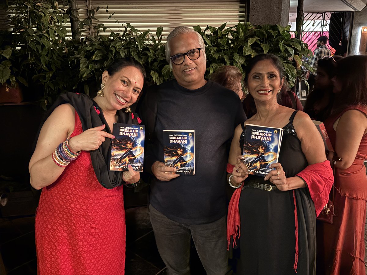 vinaykanchan5's tweet image. #MustWatch #recommendation #theaterlife #bookbuzz
What happens when some stellar theatre superheroines meet a fictional one?

Snapped here with the cast of the relentlessly excellent play 'The Vagina Monologues' which I was privileged to watch at the #PrithviTheatre today.

I had