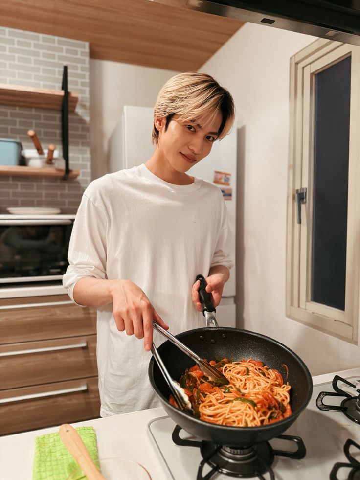 itsshinyu's tweet image. mau dimasakin apa diajak main