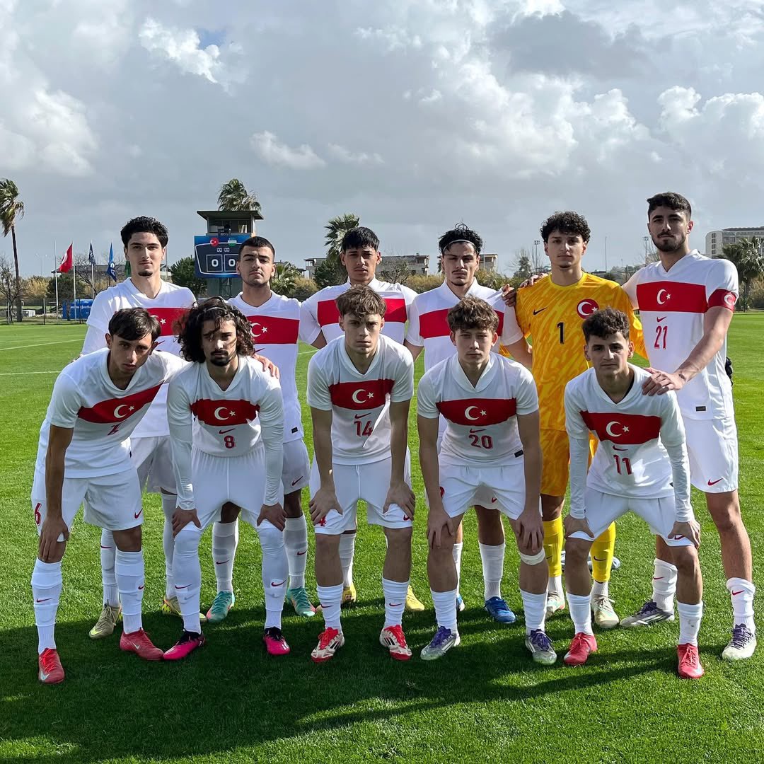 Altyapımızdan yetişen sporcumuz Adem Yeşilyurt, U19 Millî Takımımızın Özbekistan karşısında elde ettiği 3-2’lik galibiyette attığı golle gururumuz oldu.

Adem Yeşilyurt’u tebrik ediyor, ay-yıldızlı forma altında sergilediği performansla bizleri gururlandıran oyuncumuza millî