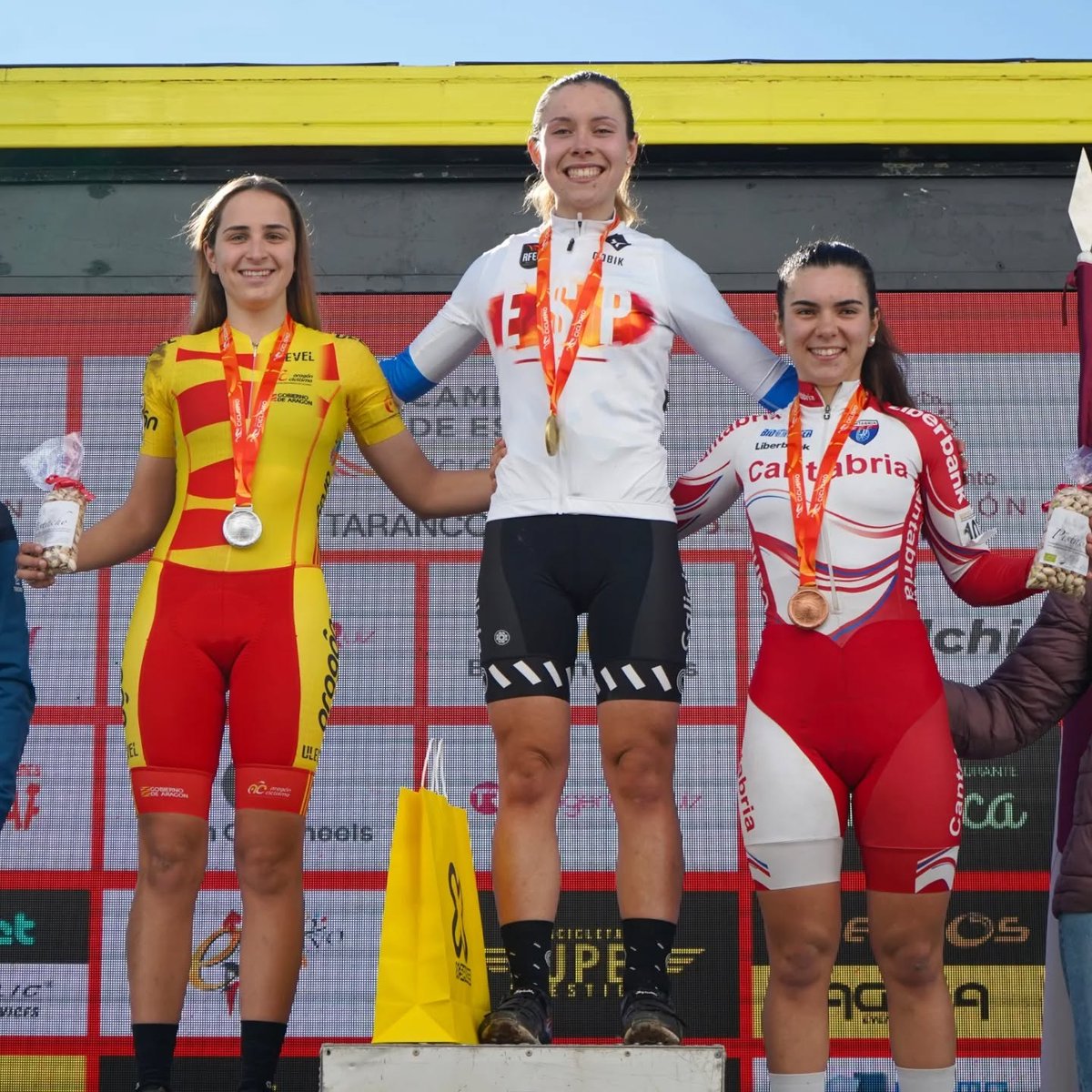 Dos platas, Raúl López(junior) y <a href="/_KevinSuarez/">Kevin Suarez</a> (élite), y dos bronces, Aitana Gutiérrez(junior) y Marta Beti(sub23), para los ciclistas cántabros en la jornada final del Campeonato de España de Ciclocross en Tarancón.
<a href="/cantabriaes/">Gobierno Cantabria</a> 
fcciclismo.com/index.php/es/s…