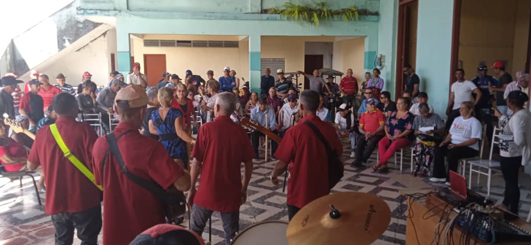 IrenaldoRodrig1's tweet photo. Cómo cada domingo se desarrolla en la Casa de Cultura "Olga Alonso  de #fomento la peña campesina el Monarca de la Rima.
#CulturaEspirituana 
#Culturafomentense 
#SanctiSpiritusEnMarcha.
#Fomento 
#Cuba https://t.co/ycn3VjlAOH