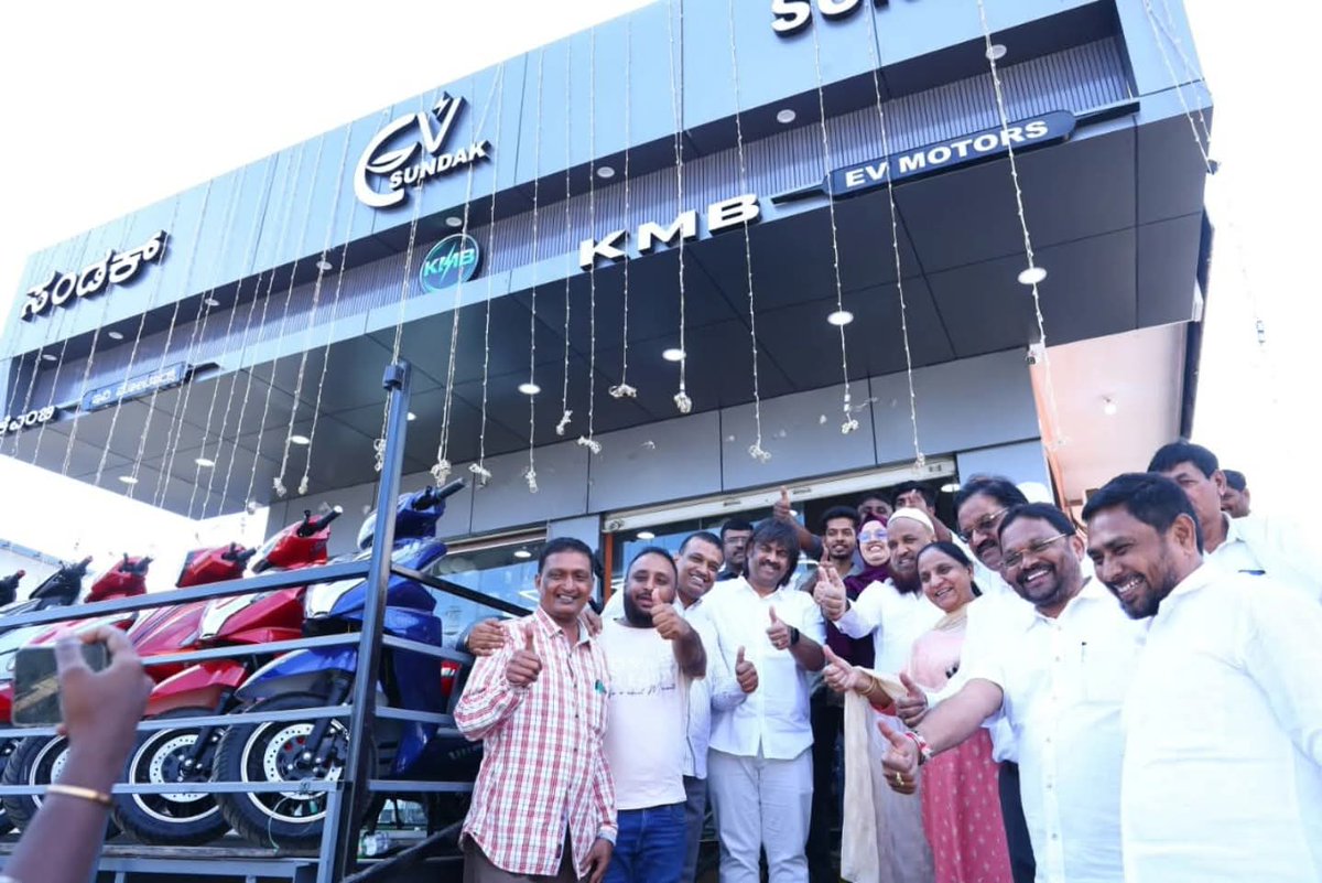 Madhu_Bangarapp's tweet image. ಶಿವಮೊಗ್ಗ ಬೈಪಾಸ್ ರಸ್ತೆಯಲ್ಲಿ ನೂತನವಾಗಿ ಆರಂಭವಾಗಿರುವ "ಕೆ.ಎಂ.ಬಿ ಎಲೆಕ್ಟ್ರಿಕ್ ಮೋಟಾರ್ಸ್" ಶೋರೂಂಗೆ ಭೇಟಿ ನೀಡಿ, ನೂತನ ಉದ್ಯಮವು ಯಶಸ್ವಿಯಾಗಲಿ ಎಂದು ಶುಭ ಹಾರೈಸಿದೆನು.

#Shivamogga #EducationMinister    
#Madhu_Bangarappa
#Team_Madhu_Bangarappa