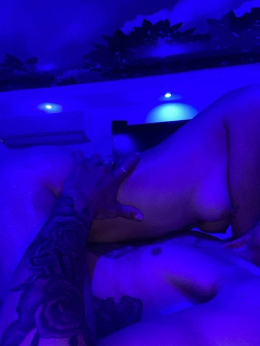 shmoodvibez's tweet photo. Skin on skin contact >>>>>>>> https://t.co/r0GQesrHCi