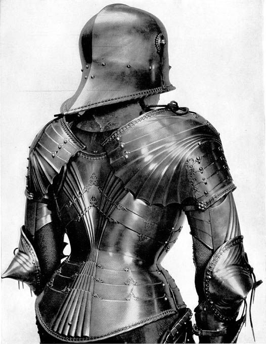 Knightly_Hist's tweet photo. I've gotten a couple questions about wether this kind of armor was actually used.

Yes it was!

Both in war and tournaments.

Many of these suits of armor have copious amounts of articulation damage, scratches and dents that can't quite be appreciated unless looked at up IRL. https://t.co/8USu8VBsDc