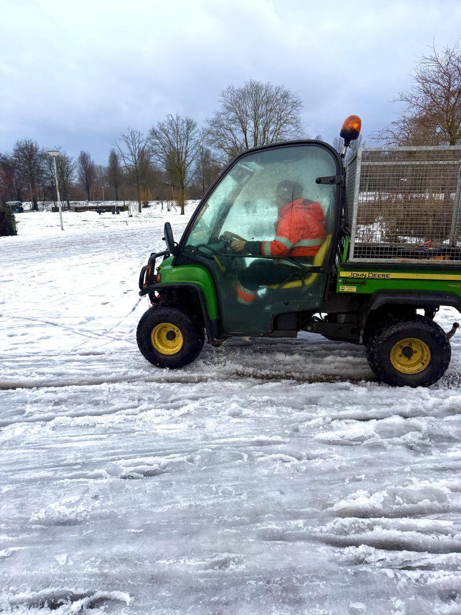 Respect voor onze #stadswerk #medewerkers #020 Blijven doorwerken onder alle omstandigheden #koningwinter #sneeuw #ijzel