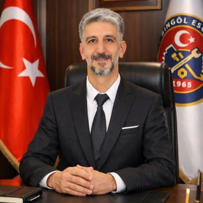 hanefivaran's tweet photo. Bingöl'de çok ilginç şeyler oluyor!52 yıldir şoförler cemiyeti başkanı olan Ali Bayram ile 30 yildir esnaf ve sanatkarlar başkanı olanı olan Yılmaz Çapak seçimleri kaybetti.Buyuk sürpriz oldu!Hizmetleri elbette ki vardir.Tesekkuru hak ediyorlar.Bilgi ve birikimleri ile seçilenlere yol gösterici olmalılar.Gençlerin bu seçimlerden zaferle ayrılması gelecek adına umut verici. Selahattin Alpaslan ve Zülküf Alpay'a başarılar dilerim.