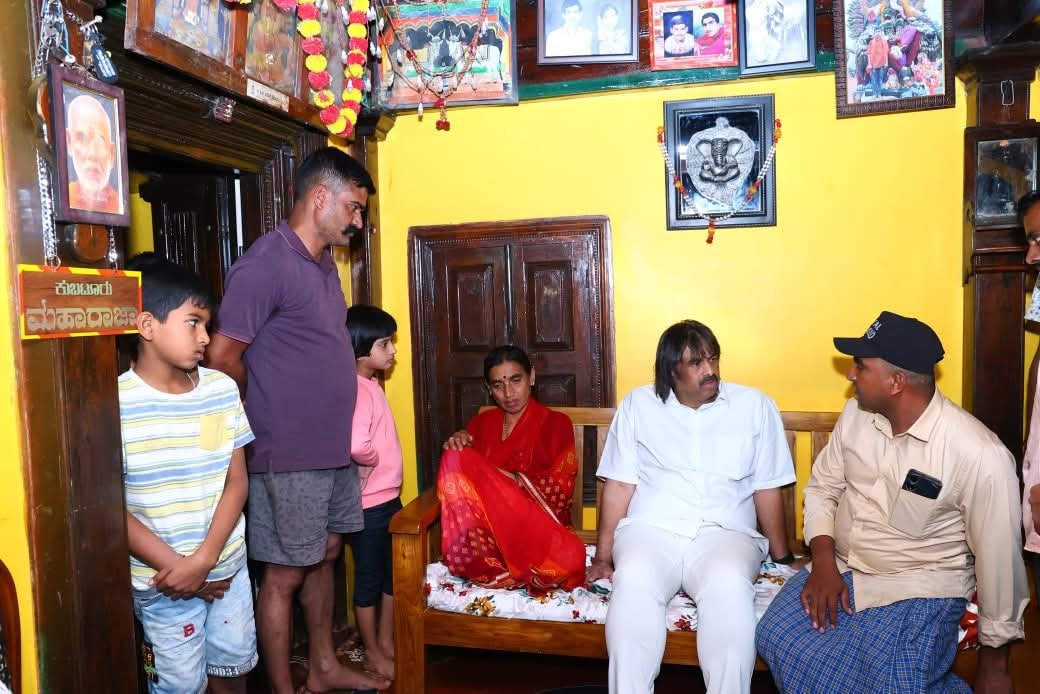 Madhu_Bangarapp's tweet photo. ನನ್ನ ಸ್ವಗ್ರಾಮ ಕುಬಟೂರಿನ ಶ್ರೀ ಅಣ್ಣಪ್ಪ ಸಾರೆಕೊಪ್ಪದವರು ಇತ್ತೀಚಿಗೆ ನಿಧನರಾಗಿದ್ದು ಇಂದು ಅವರ ಮನೆಗೆ ತೆರಳಿ ಅವರ ಕುಟುಂಬಸ್ಥರಿಗೆ ಸಾಂತ್ವನ ಹೇಳಿ, ಧೈರ್ಯ ತುಂಬಿದೆನು.
#sorba #EducationMinister
#Madhu_Bangarappa
#Team_Madhu_Bangarappa https://t.co/7g2RWqtPQG