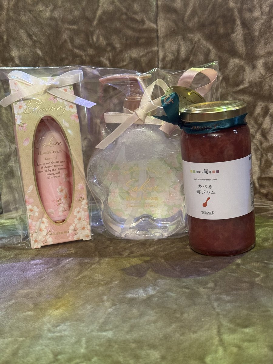 今日は私までたくさんのお祝いを🎂✨
ありがとうございます！！

ミカエラさん <a href="/MichaelaRedrope/">NEOミカエラ（乳がんサバイバー）</a> から素敵なハンドケアセットを♡

エミさん から瓶から伝わる美味しそうなジャム🍓✨

だりあさん ＠kiradaria からはJIBFの入賞おめでとうのお祝いを😍✨✨✨