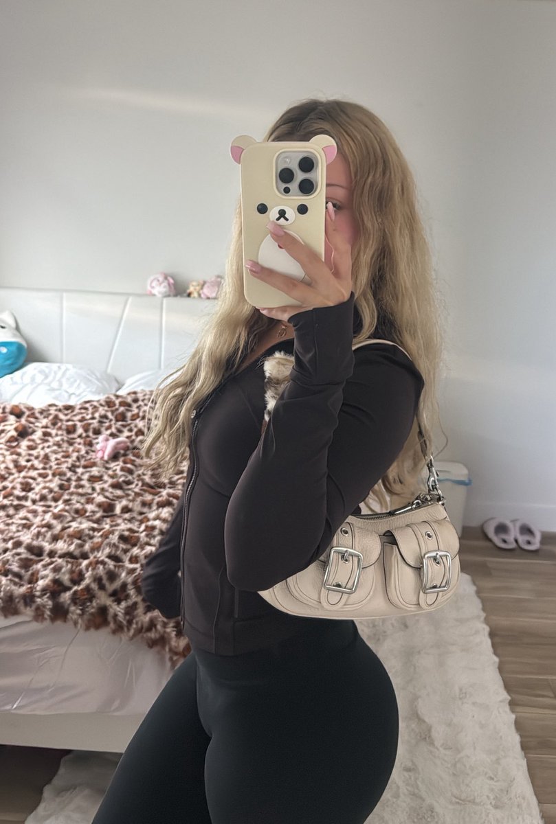 xoluvr_2's tweet image. need a new simp funded lulu jacket 😆