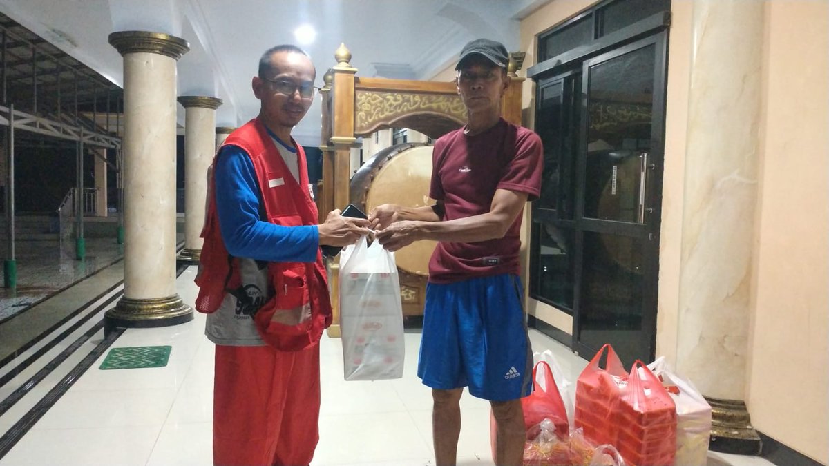 <a href="/pmicilegon/">PMI Kota Cilegon</a> menyalurkan bantuan makanan kepada masyarakat terdampak banjir di Lingkungan Sambirata, Kelurahan Cibeber, Minggu (11/1/2026).

📦 RT 003 RW 003 sebanyak 100 nasi box
📦 RT 006 RW 003 sebanyak 23 nasi box

#PMIKotaCilegon #PMISelaluBantu #PeduliBanjir #Cilegon