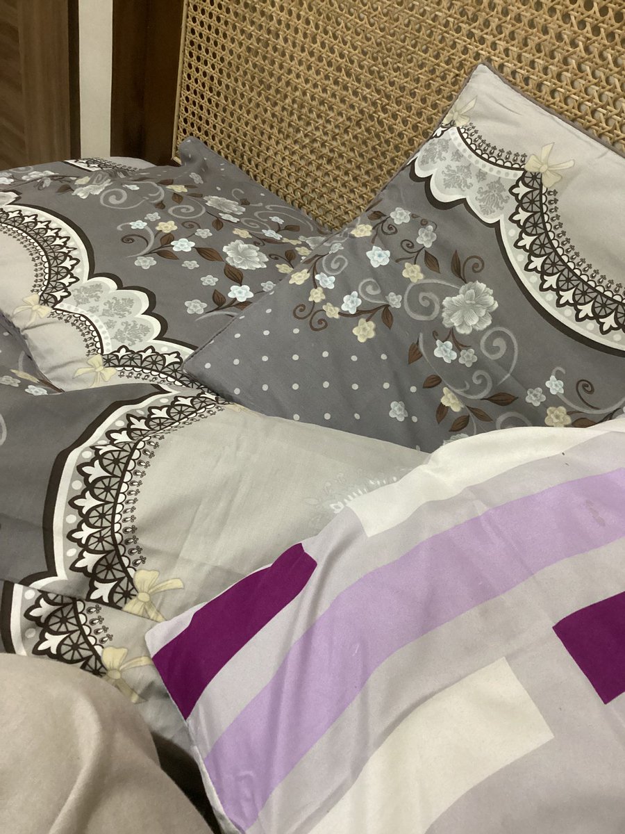 tidur sendiri, tapi bantal se abrek😭🤏