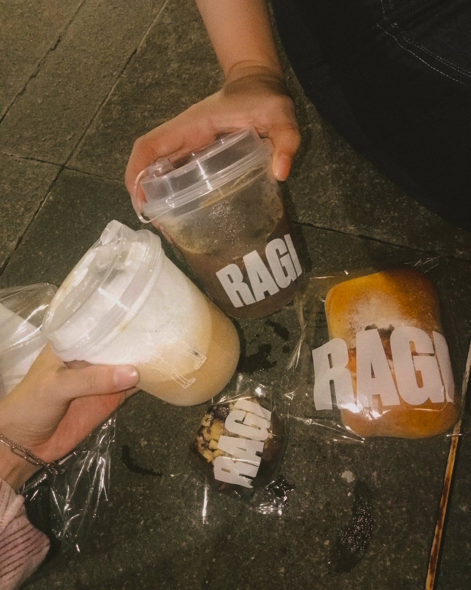 secondofapr's tweet image. Sister day out. Di usia 27, aku baru tahu bahwa Surabaya punya ruang untuk berhenti sebentar. Di tangga Taman Balai Kota, menghadap Jl. Walikota Mustajab, menikmati jeda—kendaraan berlalu, pikiran ikut melambat, ditemani roti hangat dan kopi dari Ragi. ☕🥐