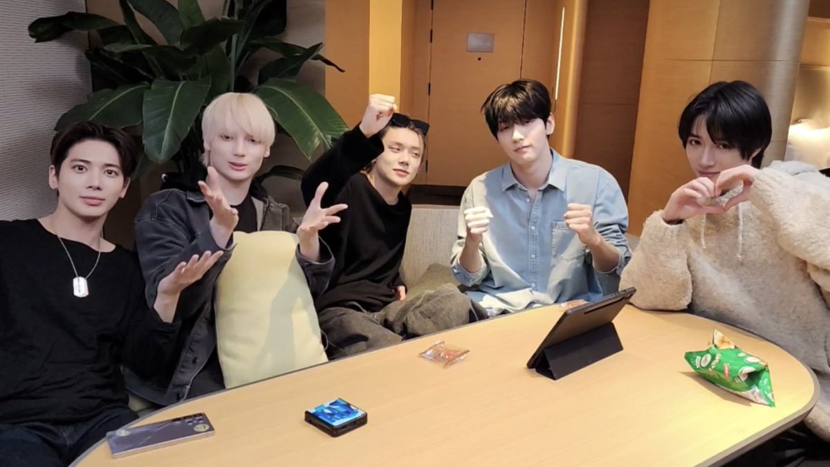 txtdom's tweet image. In the live TXT said that they're ’re in the middle of working on the album, and the members are really putting in their opinions while the company’s being super involved too, so everything’s being coordinated carefully. Apparently, they’re having meetings two or three times a…