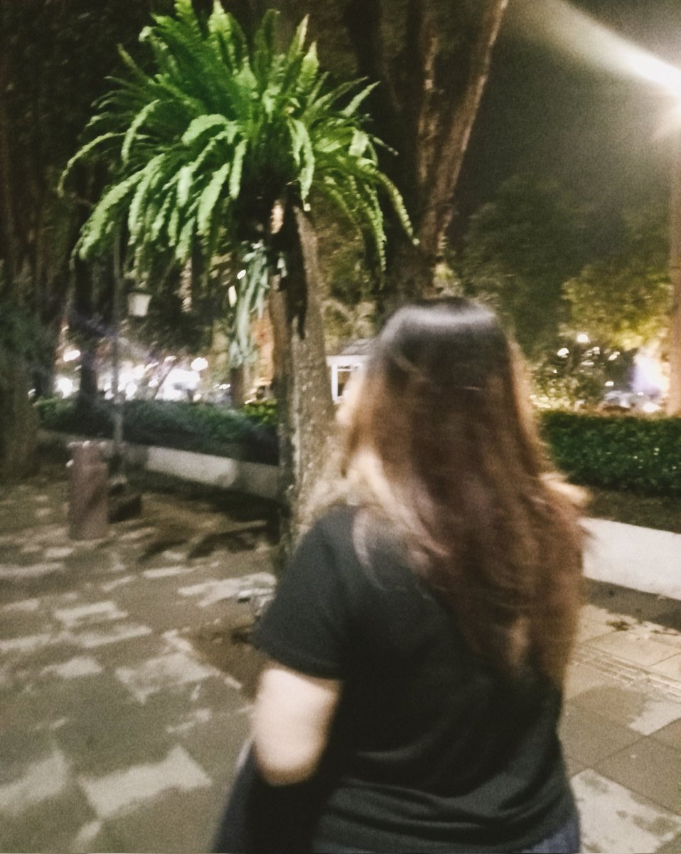 secondofapr's tweet image. Sister day out. Di usia 27, aku baru tahu bahwa Surabaya punya ruang untuk berhenti sebentar. Di tangga Taman Balai Kota, menghadap Jl. Walikota Mustajab, menikmati jeda—kendaraan berlalu, pikiran ikut melambat, ditemani roti hangat dan kopi dari Ragi. ☕🥐