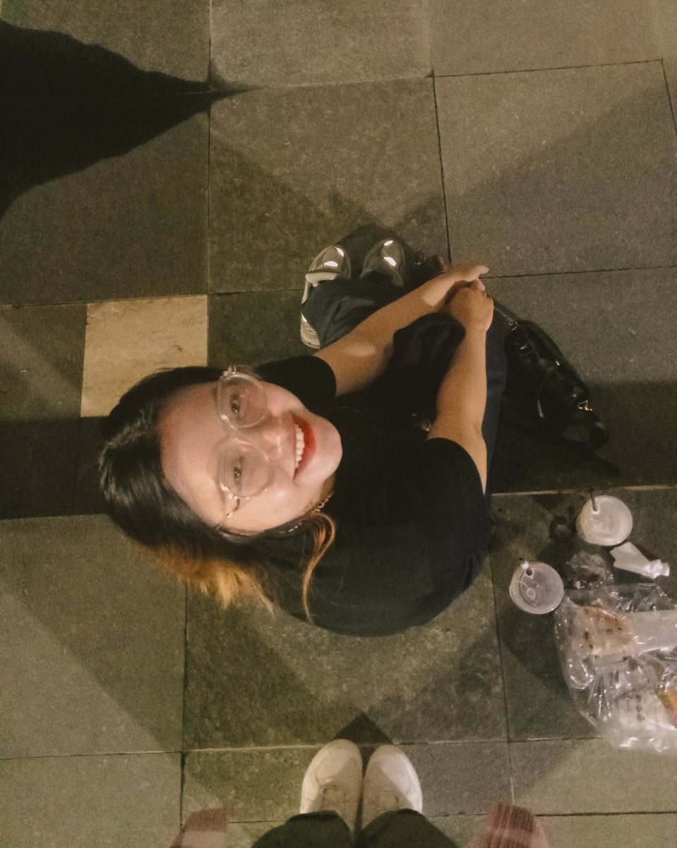 secondofapr's tweet image. Sister day out. Di usia 27, aku baru tahu bahwa Surabaya punya ruang untuk berhenti sebentar. Di tangga Taman Balai Kota, menghadap Jl. Walikota Mustajab, menikmati jeda—kendaraan berlalu, pikiran ikut melambat, ditemani roti hangat dan kopi dari Ragi. ☕🥐