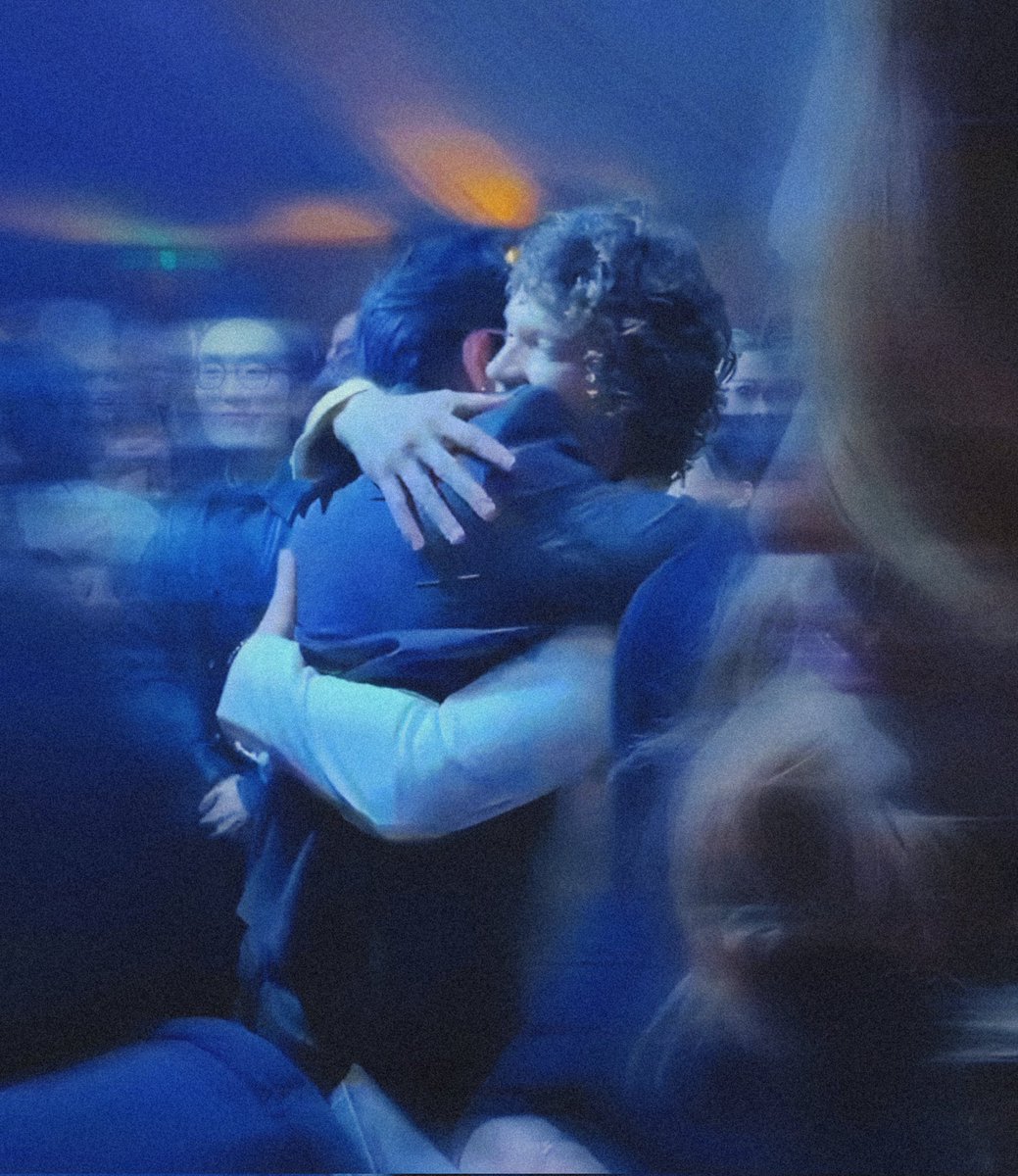 Just them, holding each other steady, while the whole world fades into a beautiful blur around them 🥹❤️