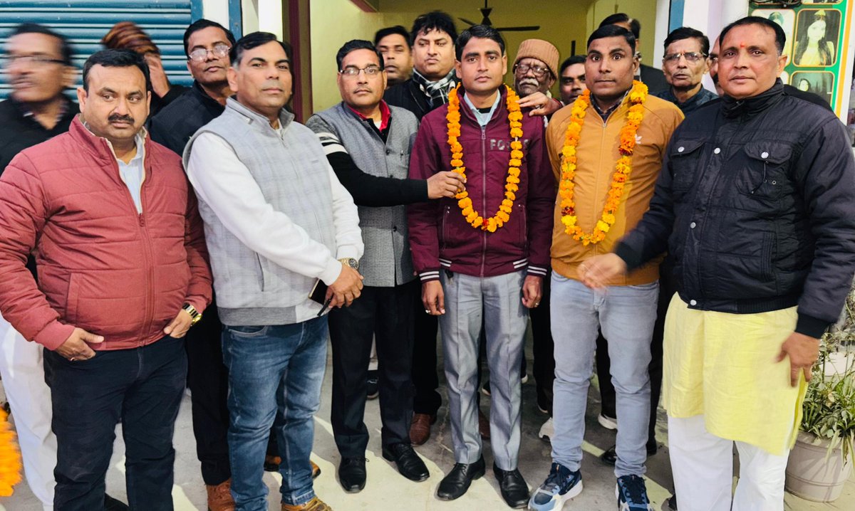 Charans66933370's tweet photo. सुखलाल जी के पटेल नगर मिलक स्थित आवास पर बैठक हुई ABDM रामपुर के ब्लॉक अध्यक्ष बने कृपाल सिंह दिवाकर, दिनेश कुमार को ब्लाक महासचिव कपिल को संगठन मंत्री श्री सोमपाल सिंह को ब्लॉक कोषाध्यक्ष श्री डॉ वीरेंद्र दिवाकर जिला महासचिव नियुक्त हुए 
@myogiadityanath 
@RampurDm 
@ABDMUP https://t.co/Z9itA0VTw5