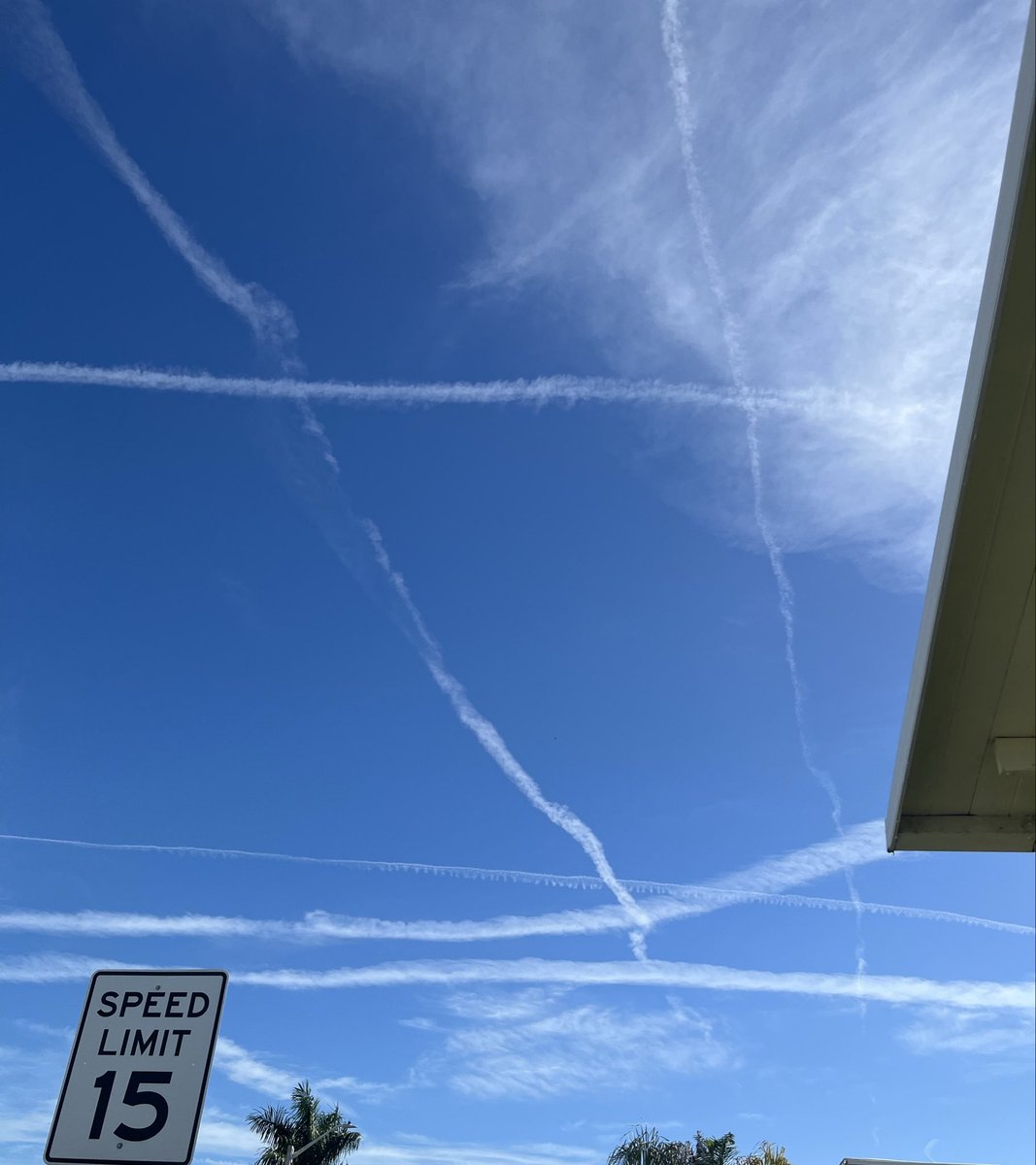 SssTammy's tweet image. Another day of constant chemtrails over Sarasota Fl.
@GovRonDeSantis  Why is this still happening??? Why don’t you care? 
What goes up must come down! Poisoning us daily. This is outrageous and people wonder why everything is dying. 
@RonDeSantis 
@VernBuchanan 
@SunSentinel
