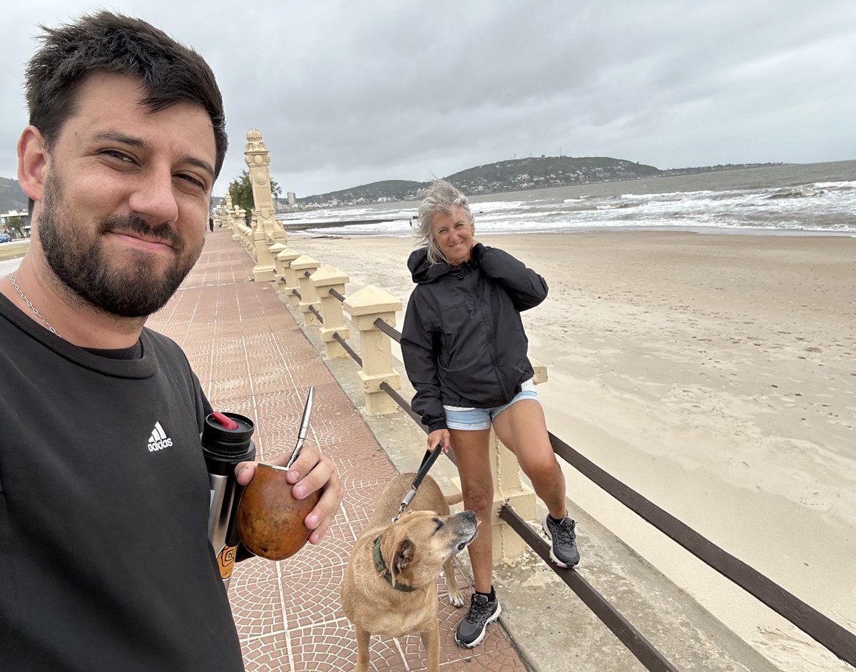 Alguna vez, quizás, se te va la mano
Y las llamas en pena invaden tu cuerpo
Y caés en manos del ángel de la soledad
Y él, gracias a Dios, tampoco cree en lo que oye

Recuperando tiempo (que no fue perdido) de calidad