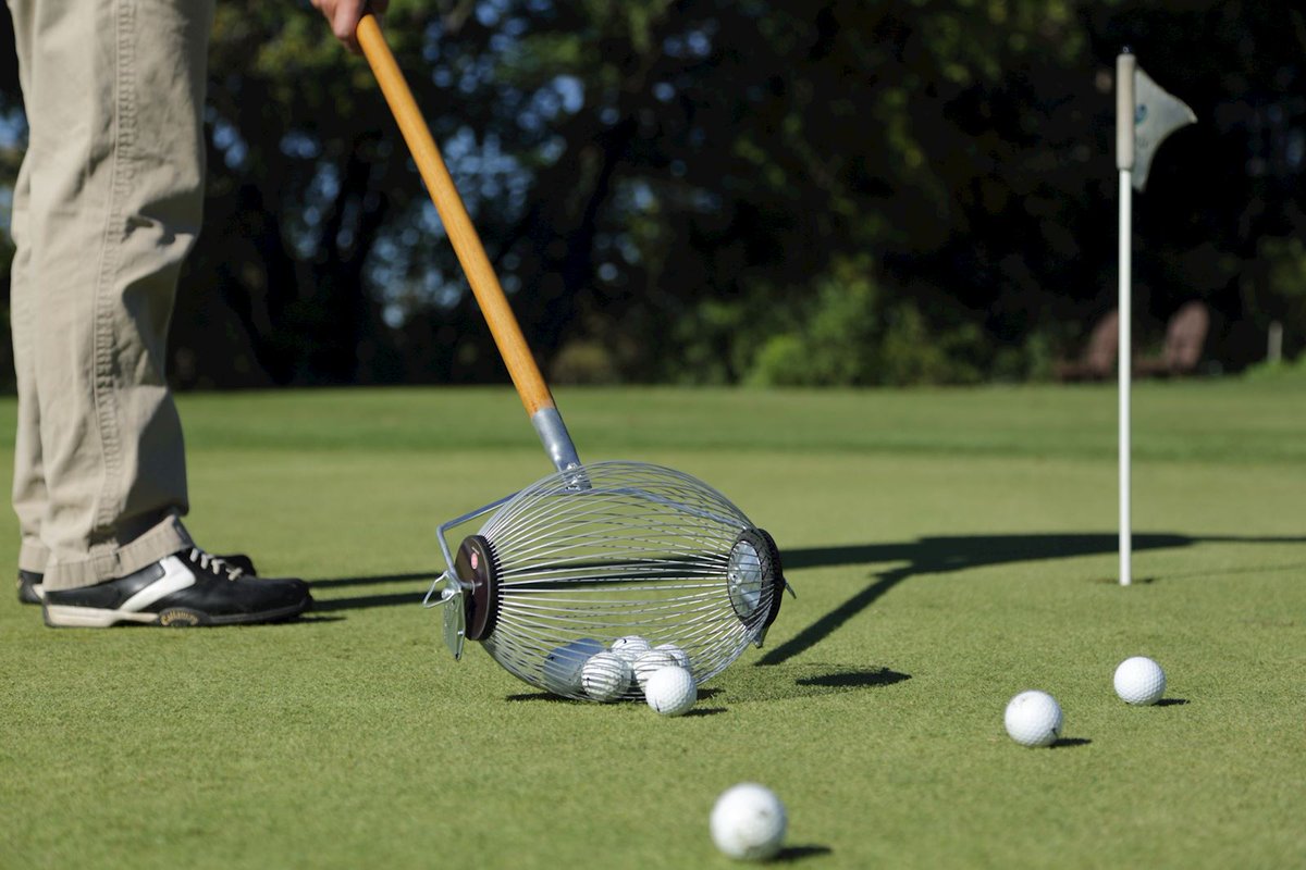 Save your back and your turf! ⛳️ The Par Aide Rolling Ball Picker is the lightweight, easy-to-use solution for clearing practice greens. Holding up to 80 balls with a design that protects your grass, it’s the essential tool for a tidy practice area. Just roll, collect, and