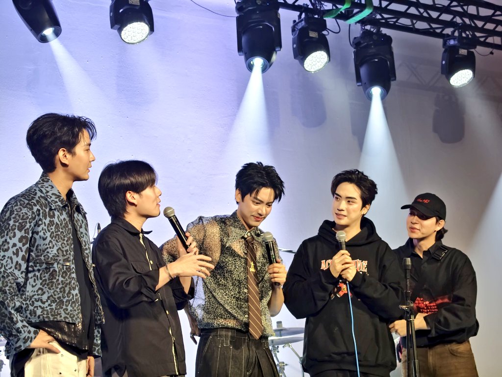 ชอบอะไรแบบนี้มาก
วุ่นวายดี! หยอกๆ อบอุ่นดี
 #SBFIVE
#TaeDarvid
#teamtae_darvid
#GardenBackConcert