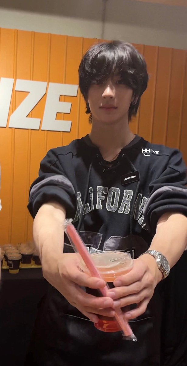 inthevvaters's tweet image. nobody’s looking at the damn matcha