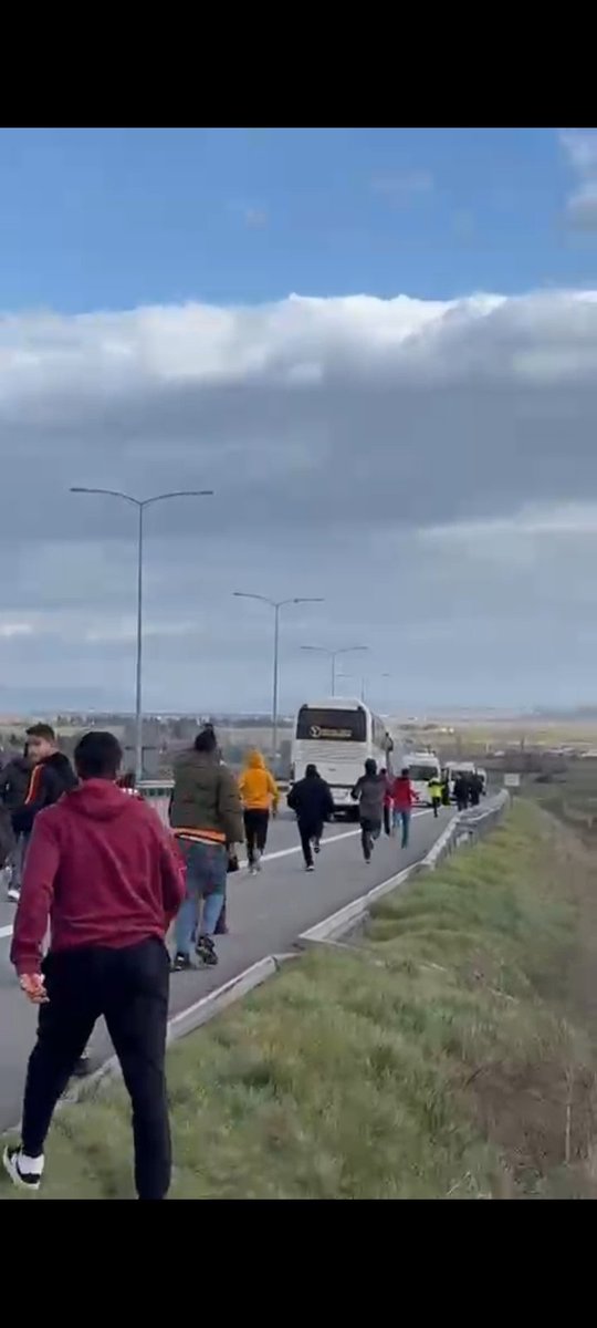 Otobanda otobüsten dönerlerle inip, uzaktan işaret fişeğini atanlar yanlarına gidince abi arabada kadın var diyenler sonra arkasına bakmadan kaçanlar buradamı ses ver gfb muradiye, manisa, celal bayar