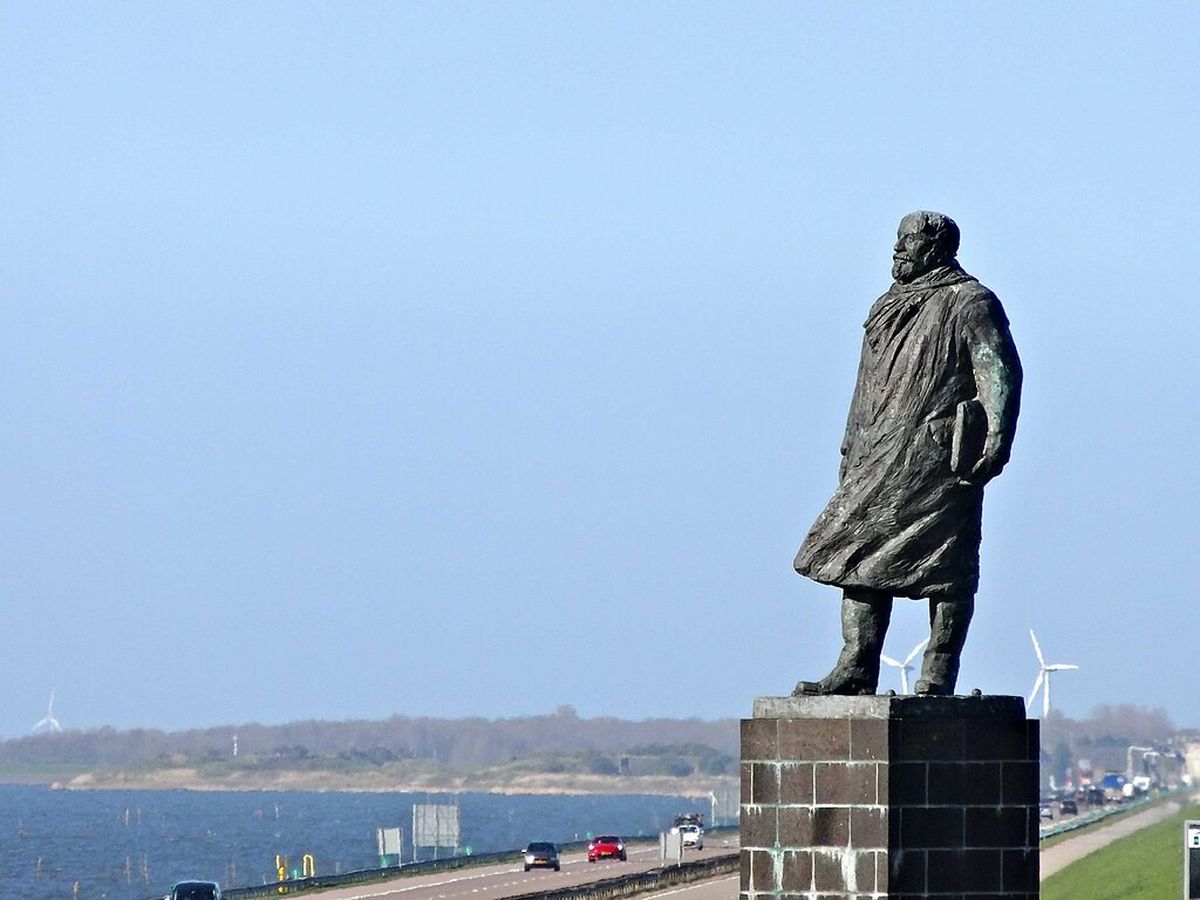 Er is weer een nieuwe aflevering van Zeg het in het Nederlands, nummer 55. We praten over Cornelis Lely. Naar hem is #Lelystad genoemd. Hij was de man die de #Afsluitdijk en de polders ontwierp.
dutchidiom.com/2026/01/11/zeg…