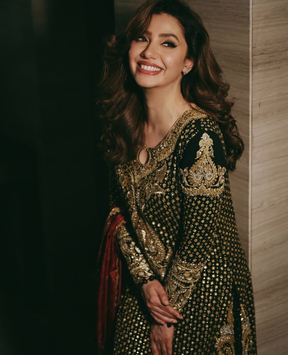 atia_anishah's tweet image. Ohhh, loving this 2016 glam ,please bring it back, y’all 🫶🔥💄
#MahiraKhan