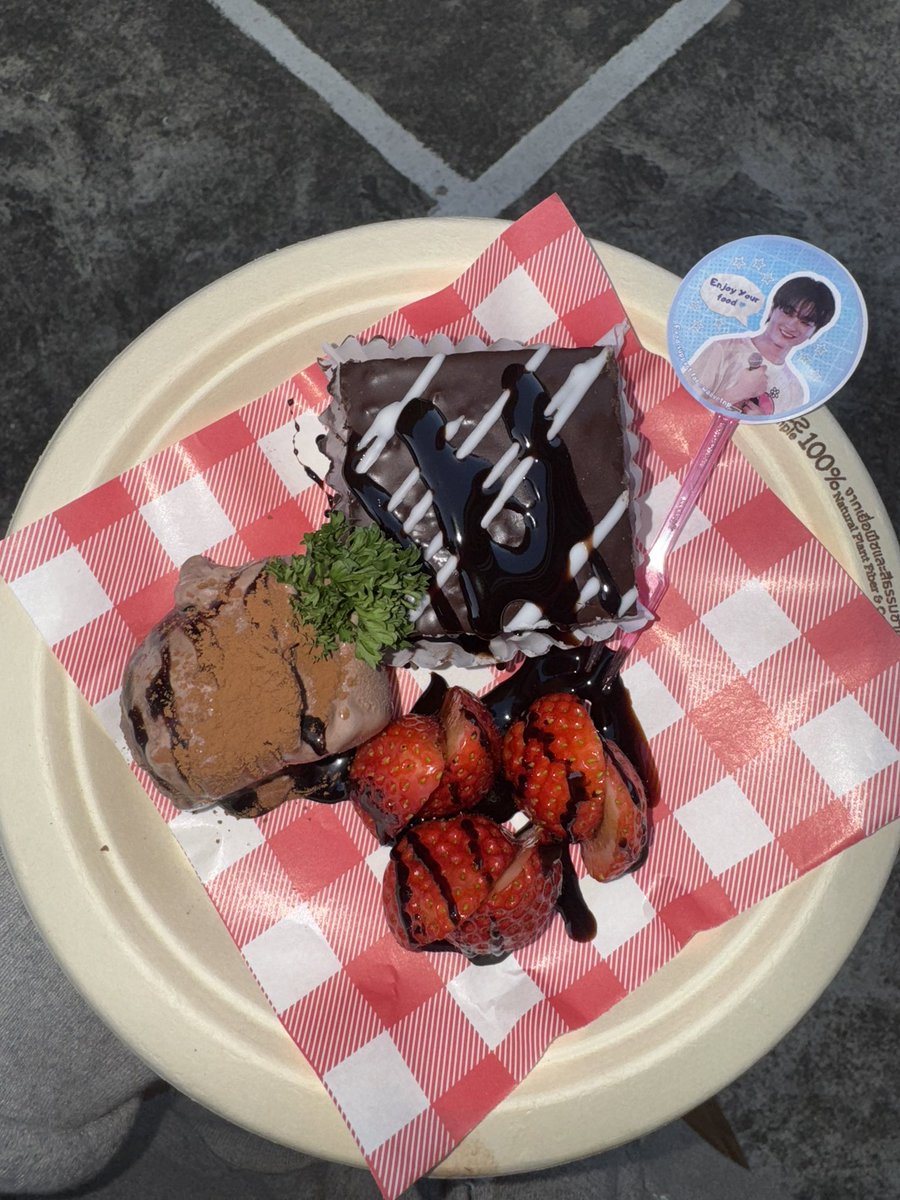 waavetnp's tweet photo. ขอบคุณfood truck กับ food supports วันนี้มากๆเลยนะคั้บบ อิ่มสุดเลยย (กินบราวนี่ไปเยอะมาก ส่วนข้าวก้นั่งมองอยู่นาน ไม่กล้าจิ้มน่ารักเกิน แต่ก้กินหมดละอิ่มม😮‍💨)

Duang With You Q34
#ด้วงQ34แล้วนะเธอ 
#waavetnp https://t.co/EHEAmHxEyW