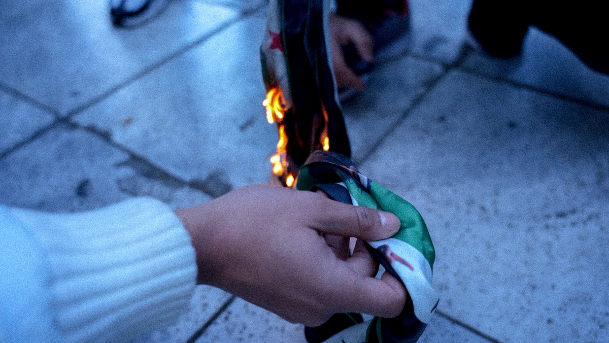 vedatyeler_'s tweet photo. #Greece | Pro-Kurdish protesters gathered at #Syntagma Square in #Athens to condemn the massacres and attacks on #Kurdish neighborhoods in #Aleppo.

“Stop Genocide in Kurdistan – Defend Rojava.”

Jan 11, 2026 https://t.co/8DArxkrBAI