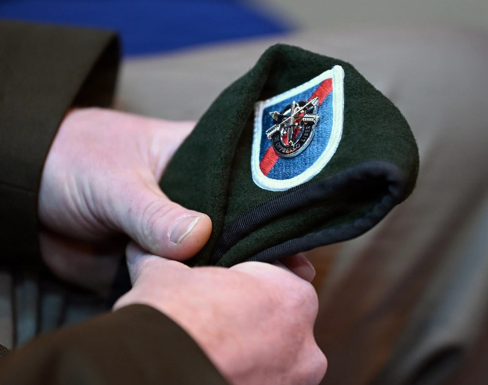 GoArmySOF's tweet image. A Student from the USAJFKSWCSl holds a beret while taking part in a graduation ceremony and Regimental First Formation. The Soldiers donned the Green Beret for the fist time during the ceremony.

GOARMYSOF.ARMY.MIL

GO BEYOND 📲 Text 𝗦𝗢𝗥𝗕 to 𝟰𝟲𝟮-𝟳𝟲𝟵