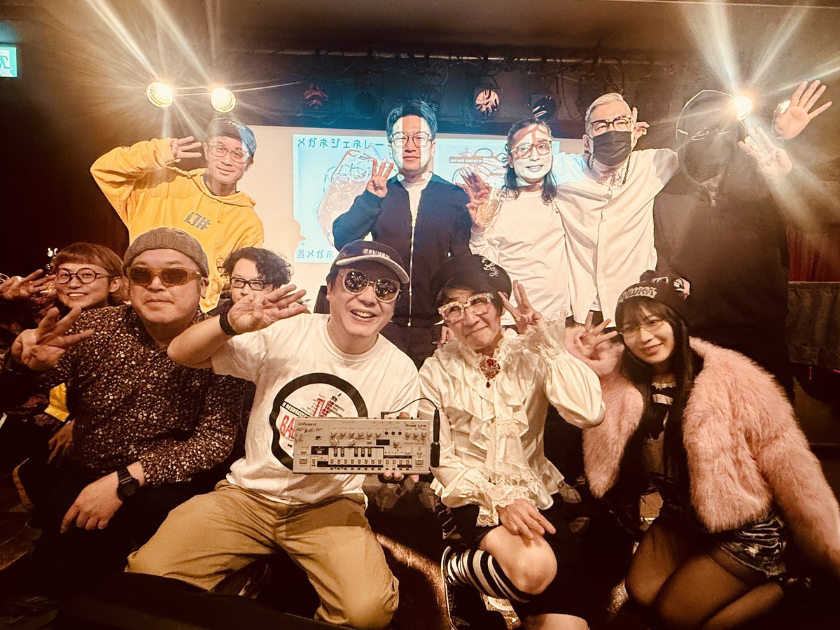 sammie_model's tweet image. 装置メガネ☆まつり！たのしかったー
大成功‼️きてくれたみんなホントありがと✨✨
CDもたくさん手に取ってくれて！嬉しかったよー

イベント最後にみんなとパチリっと📷

次回の装置メガネ企画は、3/3です場所は同じく渋谷の7thfloorです！ヨロピコリ☆