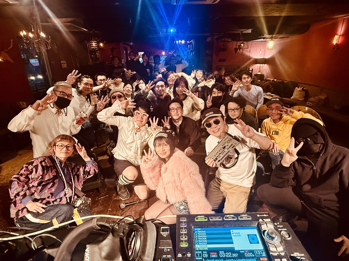 sammie_model's tweet image. 装置メガネ☆まつり！たのしかったー
大成功‼️きてくれたみんなホントありがと✨✨
CDもたくさん手に取ってくれて！嬉しかったよー

イベント最後にみんなとパチリっと📷

次回の装置メガネ企画は、3/3です場所は同じく渋谷の7thfloorです！ヨロピコリ☆