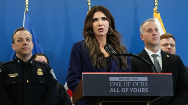 Durante la conferenza stampa dell'8 gennaio la Segretaria per la Sicurezza Interna USA Kristi Noem ha inaugurato il motto "One of Ours, All of Yours", una minaccia di rappresaglia peggiore di quella di dieci a uno tradizionalmente praticata dalle SS. 
Ma no, non sono nazisti.