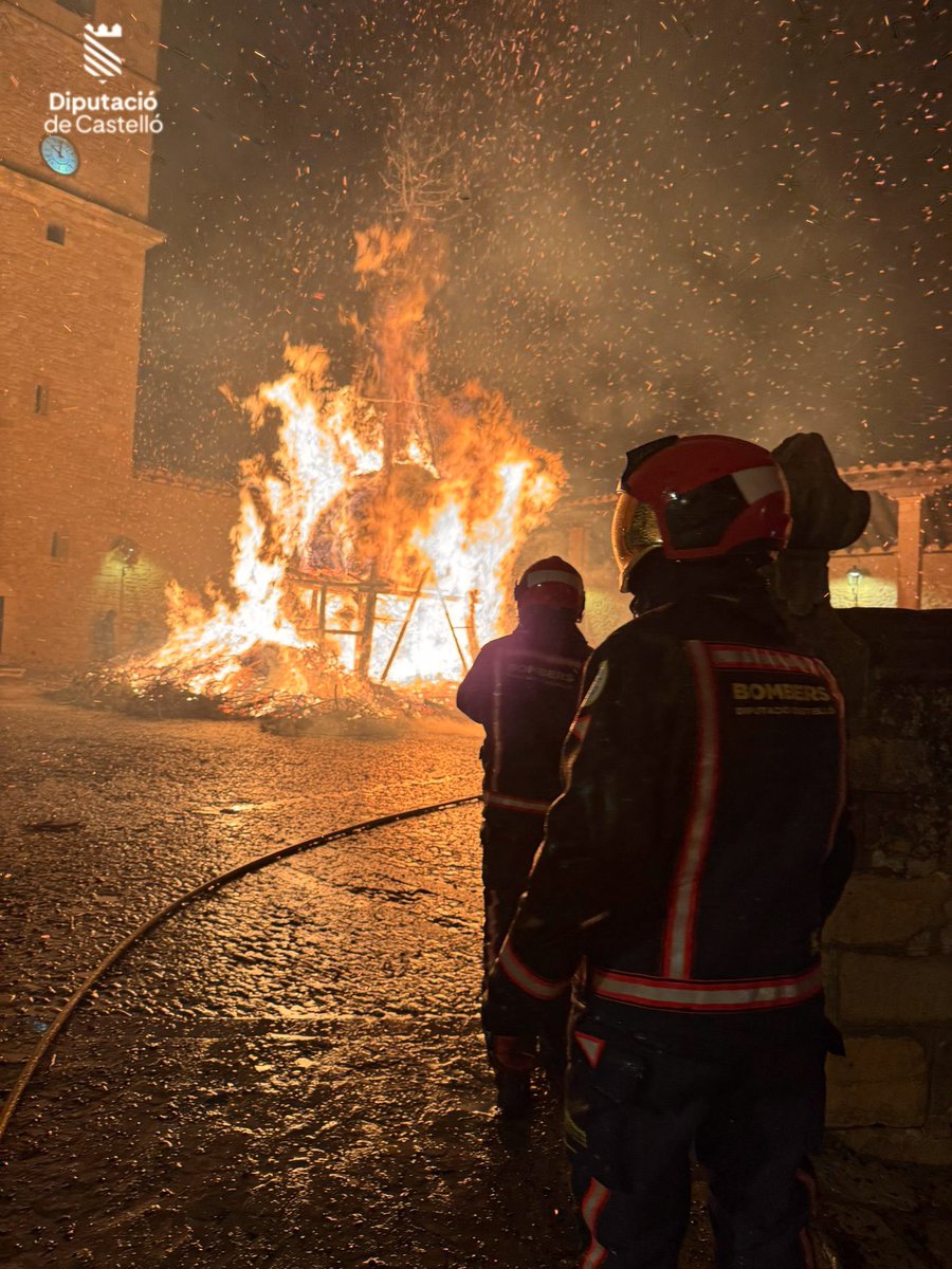 BombersDipcas's tweet photo. Ahir iniciàvem els operatius especials de prevenció amb motiu de les festivitats de #SanAntoni2026.
Imatges de la foguera de Sant Antoni a #Castellfort. https://t.co/X6Ba00dcIW