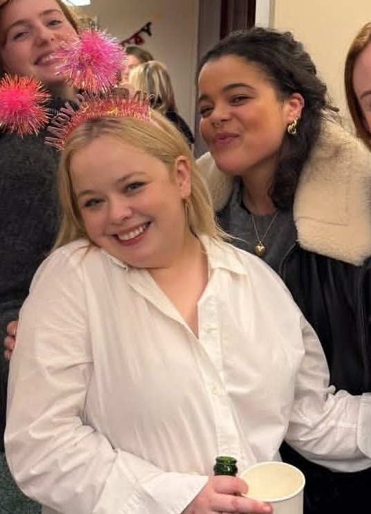 lwbridgerton's tweet image. MINHAS NAMORADINHAS, LIBERA BIG MOOD QUE QUERO VER ELAS DANDO BEIJINHOS