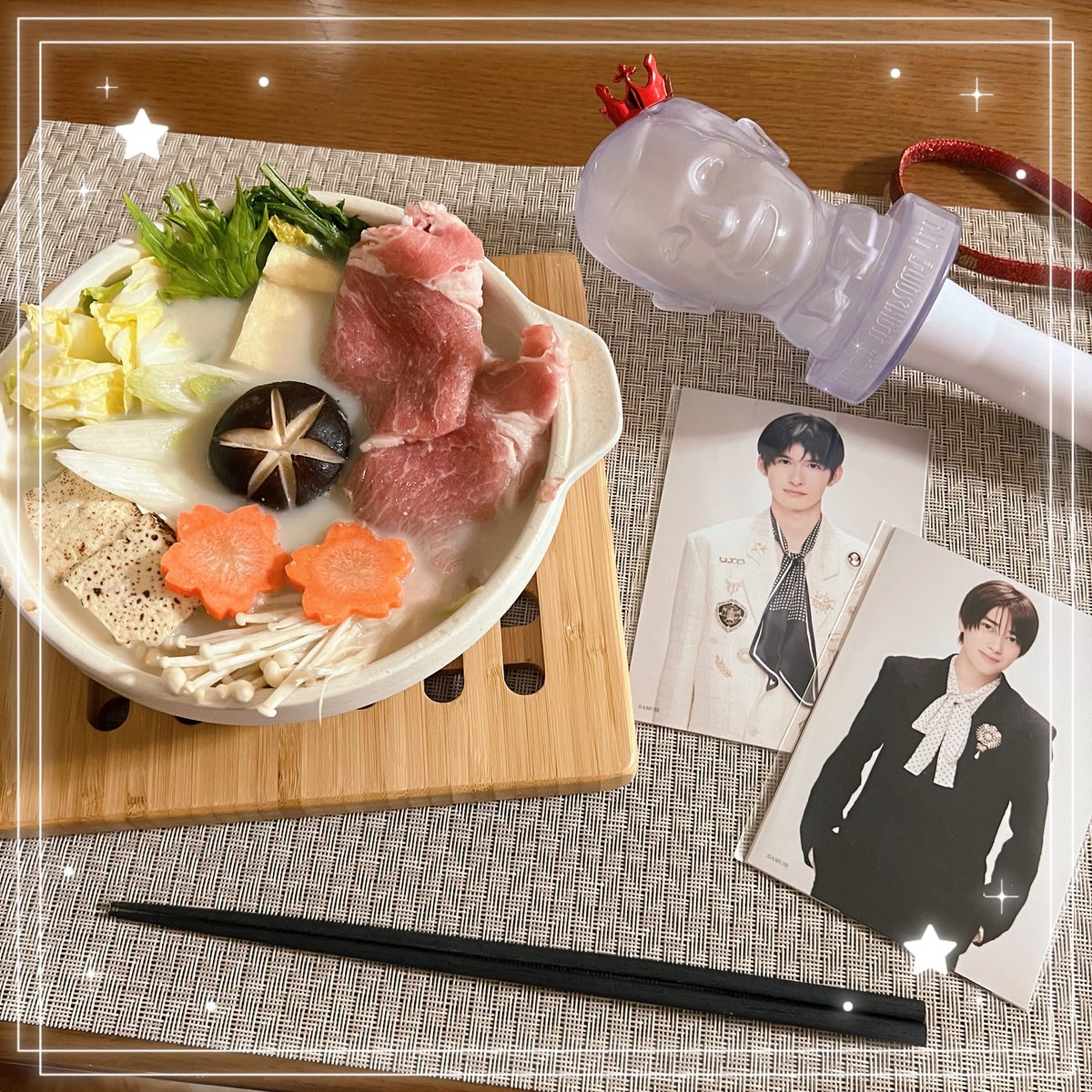 M2xh5's tweet photo. 🍲 #ハンサムごま豆乳鍋20周年 🍲

毎年冬になると、今日は何味にするか家族で論争がはじまる〆鍋😹ミツカンさん×ハンサムのコラボありがとうございます❣️今回の〆は安定の《ごま豆乳カルボナーラ》にしました🍝🤍美味しかった＞ ̫＜

｢Go for 20th｣が掲げられてからずーっと楽しみにしていた20周年ライブ( ᐪ꒳ᐪ )✨️一度幕を閉じると知った時はどんな気持ちでライブに参加すればいいかわからないほど悲しかったけれど、いざ初日を迎えると20周年にふさわしい最高のセトリとメンバーでどの曲のイントロが流れても嬉しくて胸がいっぱいになりました🥲🎵

現地でハンサムを観始めたのは2021年からと日は浅いですが、過去の公演をDVDや映画館で何度も何度も観てきた分、どの世代にも深い思い入れがあるので『君がいれば』『春の花』『GET IT BACK！』は3公演すべて涙なしでは見られませんでした😭😭
ハンサム2・3年目のメンバーで作り上げた『君がいれば』は、純政くんのギターと京くんのピアノの弾き語りでしっとりとはじまりますが、2番のサビで輪になって目を合わせて歌う姿、そして最後に同じ方向を向いて歌う姿に強い絆と意思をたくさん感じました。最終公演では泣いている光くんに後ろから抱きつく純政くんを見て、私も泣き崩れていました( ;꒳​;  )公演後、自分たちで意見を出し合って歌割りや構成を作ったと知り、きっとハンサムが終わってもこのメンバーが歴史を繋いでいってくれるんだろうなと未来が楽しみになりました😌
『春の花』はAAA2020以来、5年ぶりに聴くことができました。オリジナル歌唱メンバーではない貴フィコさんや秀さんも一緒に歌ってくださったことがとても嬉しく感謝したいと同時に、それだけ愛が詰まった楽曲であることを実感しました。本当に大切な曲です🌸
『GET IT BACK！』はお芝居パートの時点では披露するのは『OVER THE RAINBOW』だと思っていました。スクリーンに映しだされる言葉がとても苦しくて、それでも何かできることはないかとライブ配信をしてくれたりプロジェクトを始動して様々なコンテンツを発信してくれていたメンバーたちの当時の気持ちに改めて胸が締め付けられました。そしてはじまった曲が『GET IT BACK！』とわかった瞬間、2021年のライブ会場に戻ったような高揚と、あの頃私を救ってくれていたのは彼らの笑顔と全力のパフォーマンスだったことを思い出して、ずっと涙が止まりませんでした😭

たった3曲でもこれだけ想いが溢れるほどハンサムが大好きで、出会えたことを心から感謝したいと思えるライブでした｡ﾟ(ﾟ>_<ﾟ)ﾟ｡最後の最後までアーカイブを見返したいと思います🎥💫⭐︎