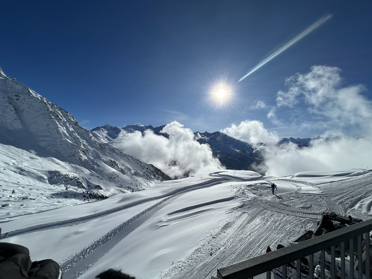 Realitics1's tweet image. The higher I go the less people 👌