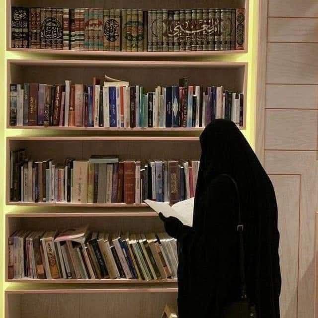 eabira3's tweet image. طوبى لامرأة اعتزلت مجمع النساء
والقيل والقال والغيبة والنميمة 
ومجالس حرق الحسنات 
وانشغلت بالقرآن والعلم الشرعي 
والتفقه في الدين