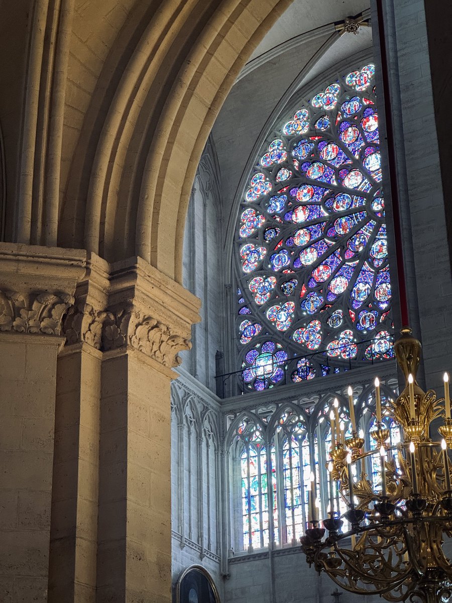 🇫🇷 Notre-Dame de Paris - cathédrale gothique ✝️

La pierre lourde ancre le regard pendant que la lumière des vitraux l’élève.
Entre ombre et éclat, l’architecture devient un passage du terrestre vers le spirituel.

#shotoniphone #notredamedeparis #france #paris #archilover