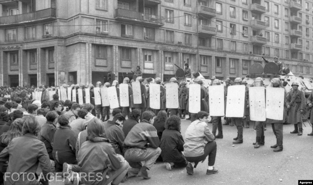 cartimedicale's tweet photo. @nexta_tv In 1989, in Romania, the protesters were shot by the security forces and they weren’t afraid because it was the only way to get rid of Ceaușescu’s tyranny. https://t.co/G25gFvfNpl