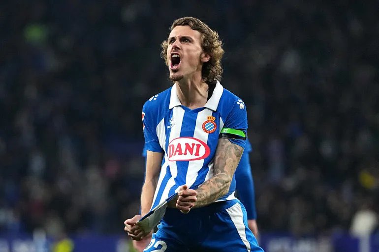 Carlos Romero solo sabe marcar golazos. Ya son 4 goles y 2 asistencias esta temporada con el Espanyol.

Es el mejor lateral izquierdo en lo que llevamos de Liga.

Qué barbaridad de jugador.