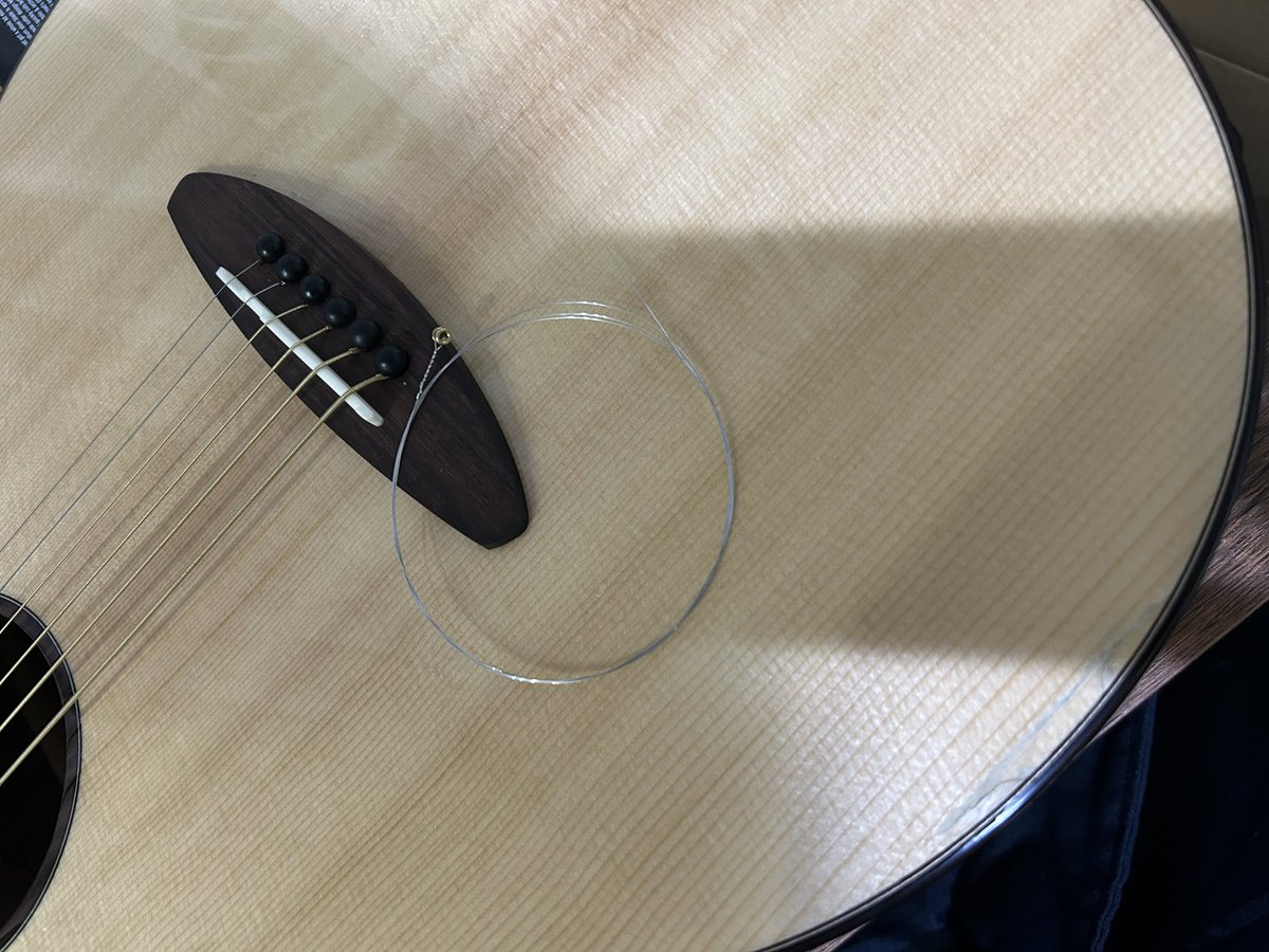 かなりお気に入りの
最近購入したギター
#aNueNue LF28E
(アヌエヌエ)

二度目の弦交換
前回はエクストラライトゲージでしたが、今回はライトゲージにしてみました！

ギターがいいからええ音なるわ！
上手く立ったと勘違いするわ！

今回久々に
7弦目が入ってたわ