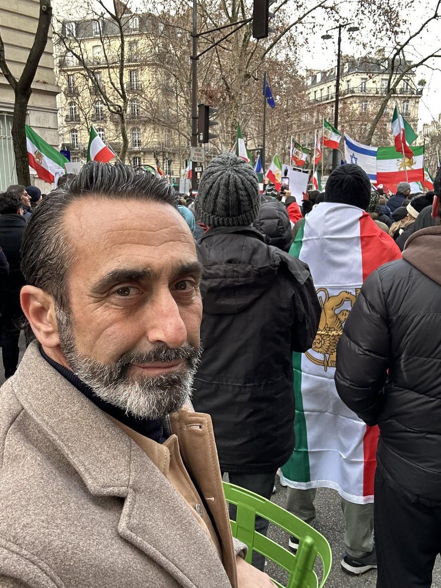 obenkemoun's tweet photo. Avec eux ! #FreeIranNow https://t.co/2laWs66cty