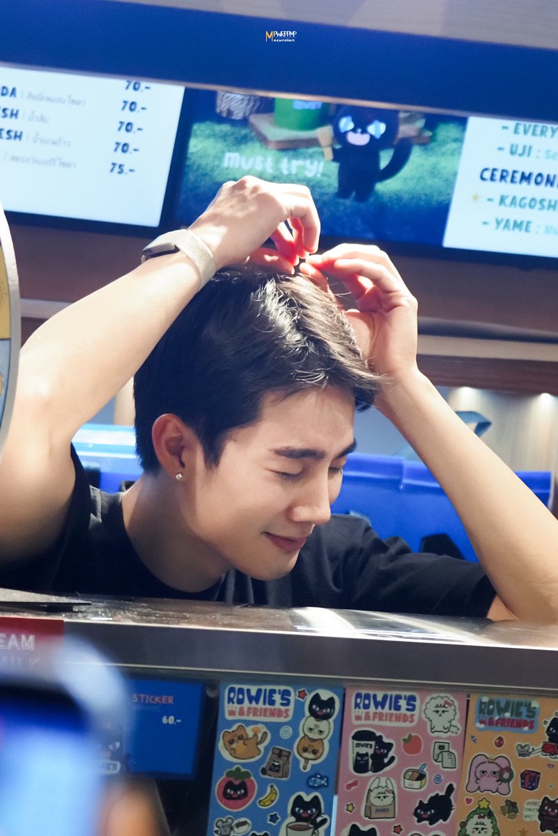 fbjmmp_'s tweet image. 11.01.26📸😻 | #memmorimm *~🎀

และนี้คือสีหน้าของคนที่แฟนคลับขอท่าโบว์..555555555

#RowiesCoffee
~° #ฟอสบุ๊ค #forcebook 
#fforce_ @fforcejs °~♡