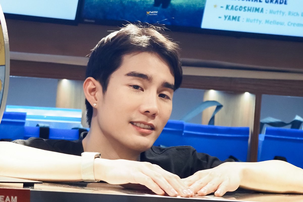 fbjmmp_'s tweet image. 11.01.26📸😻 | #memmorimm *~🎀

และนี้คือสีหน้าของคนที่แฟนคลับขอท่าโบว์..555555555

#RowiesCoffee
~° #ฟอสบุ๊ค #forcebook 
#fforce_ @fforcejs °~♡