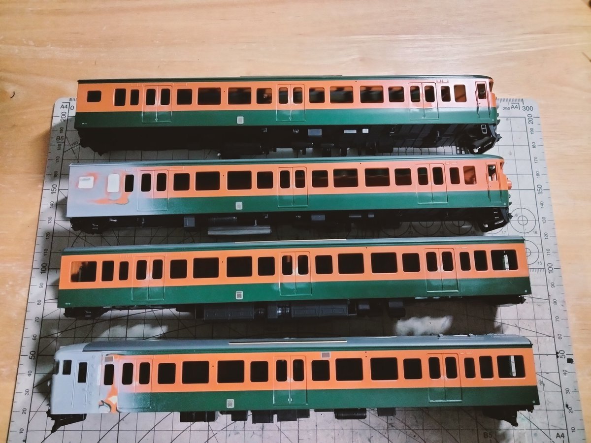 今夜はこれぐらいで勘弁してやろう…。 床下機器を切って貼り直しました