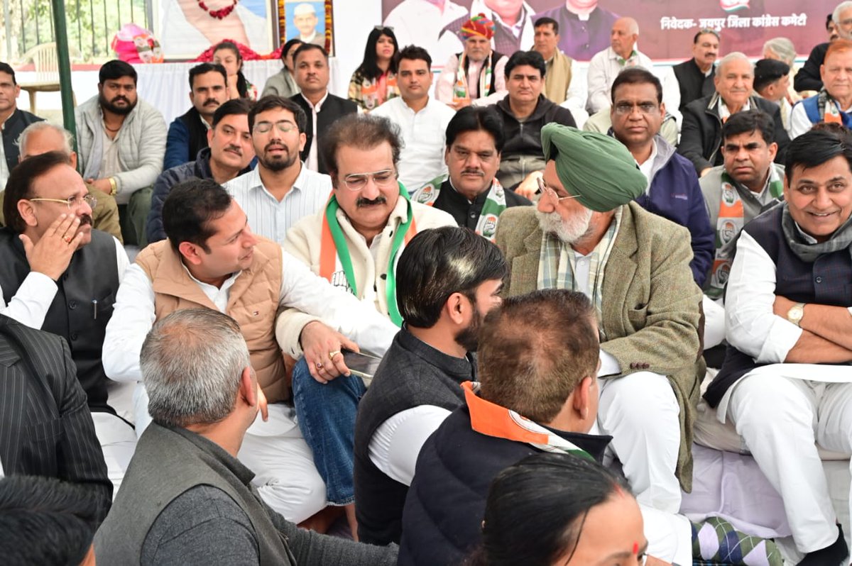 VaibhavGehlot80's tweet photo. AICC के निर्देशानुसार राजस्थान प्रदेश कांग्रेस कमेटी द्वारा जयपुर के शहीद स्मारक पर आयोजित “मनरेगा बचाओ संग्राम” के एक दिवसीय उपवास एवं धरना कार्यक्रम में शामिल हुआ। https://t.co/lvYmAj8EFb