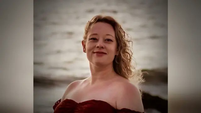 AlertaMundoNews's tweet photo. 🇺🇸 | La secretaria de Seguridad Nacional de EEUU, Kristi Noem, vuelve a llamar "terrorista" a Renee Good, la mujer que murió a tiros a manos de un agente federal antiinmigración. https://t.co/3R7iDiQXrZ